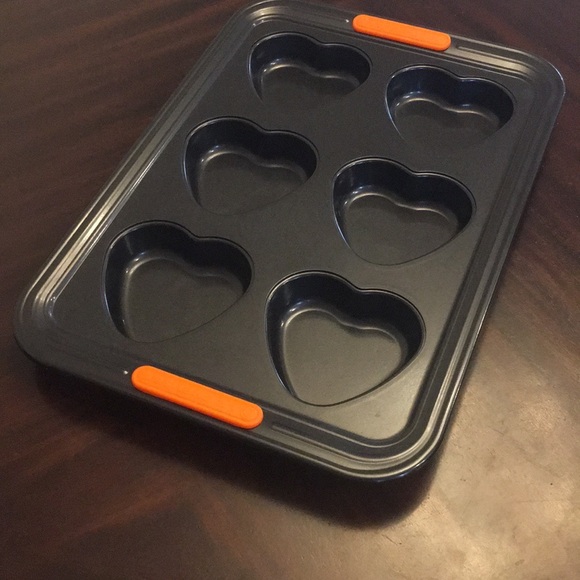 Le Creuset Heart-Shaped Non-Stick Baking Pan. - Picture 1 of 8